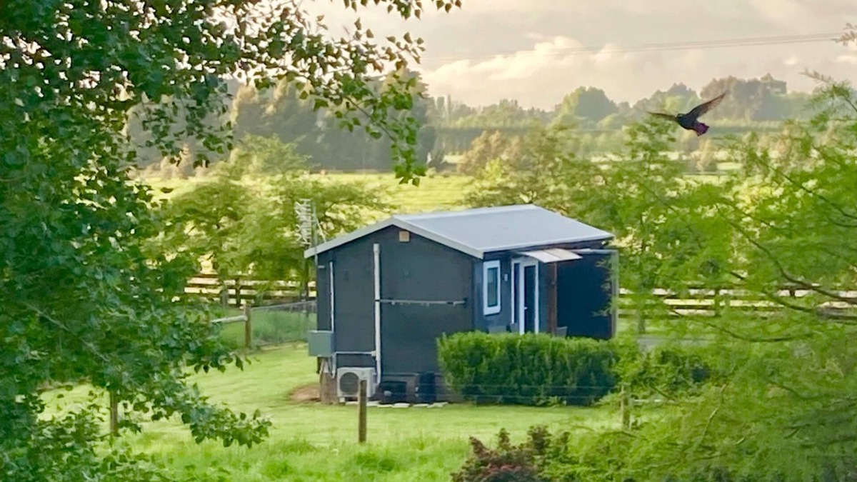 Lincoln Cottage | Soak up the Peach & Quiet at an animal Friendly Boutique Farm Cottage