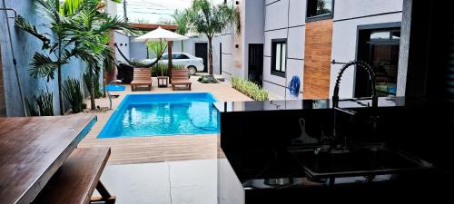 Muquem House | Sobrado com 3 Suítes, Piscina, Sala de Jogos, Garagem para 4 Carros