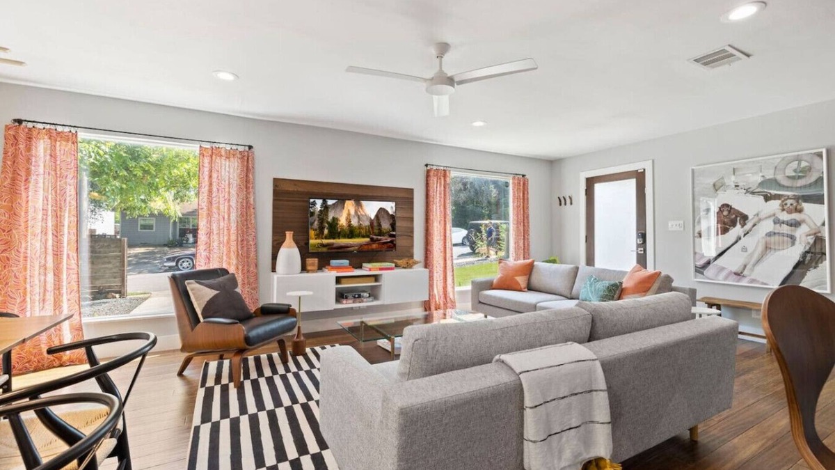 Galindo House | SoCo Groovy - Large Groups {New to Vrbo}