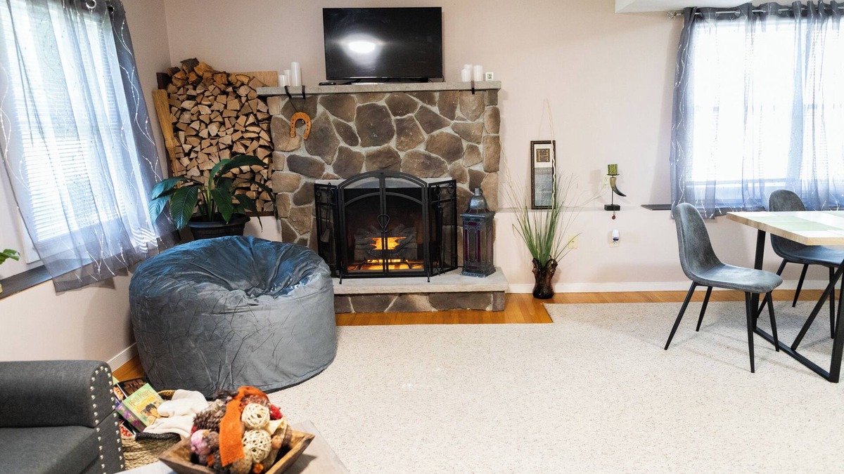 Woburn Apartment | SOFIMA-Cozy and Charming 2-bedroom apartment!