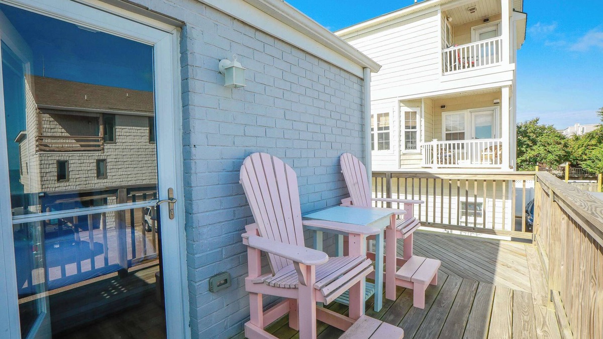 Chic's Beach Apartment | Sojourn's Sea Views with Balcony Sleeps 6