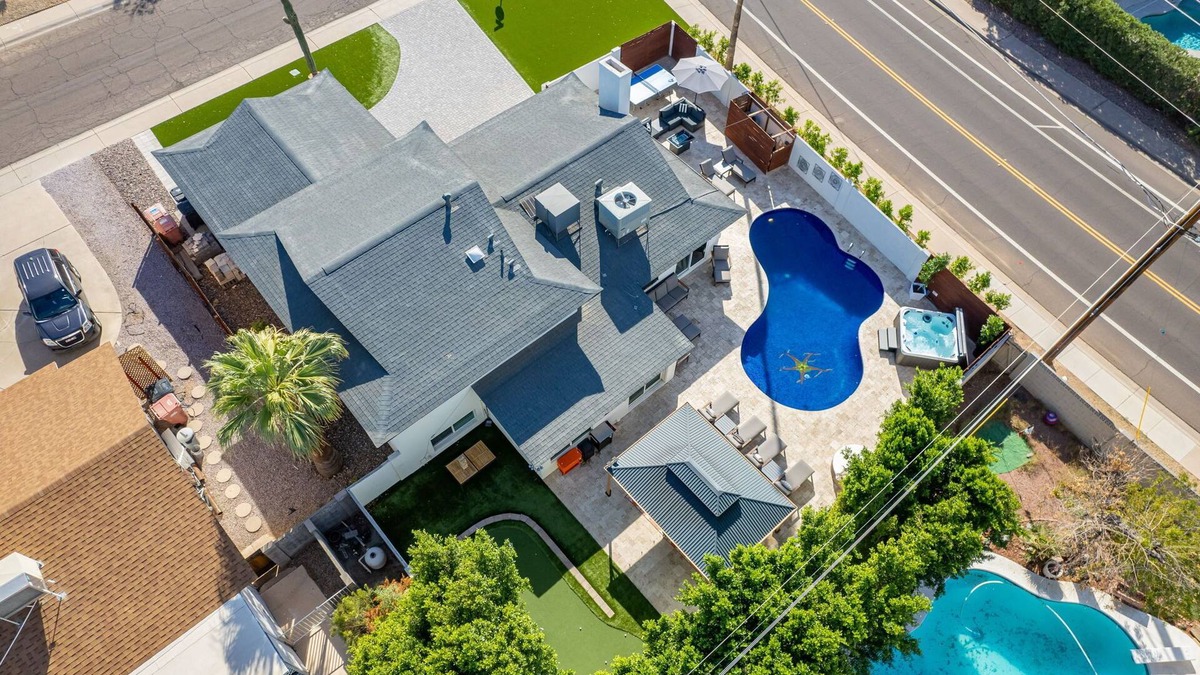 Scottsdale House | Sol Villa-Old Town Scottsdale! 7 BR. Pool, Jacuzzi, Putting Green, Game Room