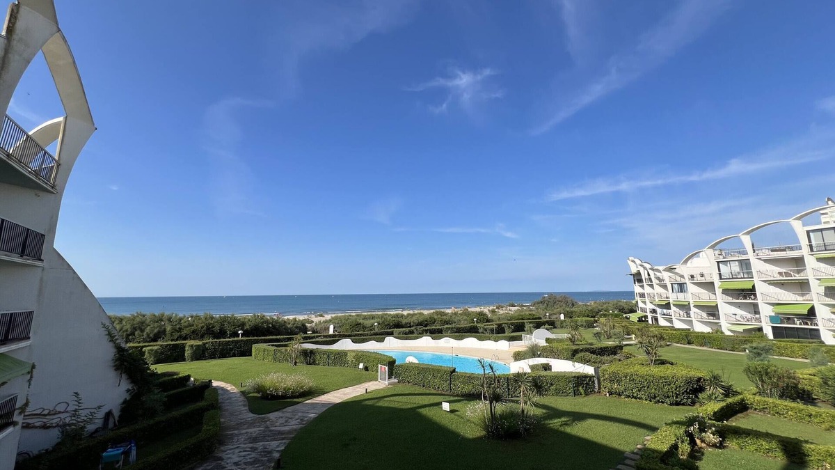 Le Couchant Apartment | Sol-y-Days Belles Plages, seafront with swimming pool