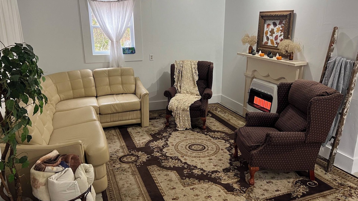 Middlebury Bed & Breakfast | Solar powered-Charming 1-Bedroom in Middlebury-Breakfast Available On Request