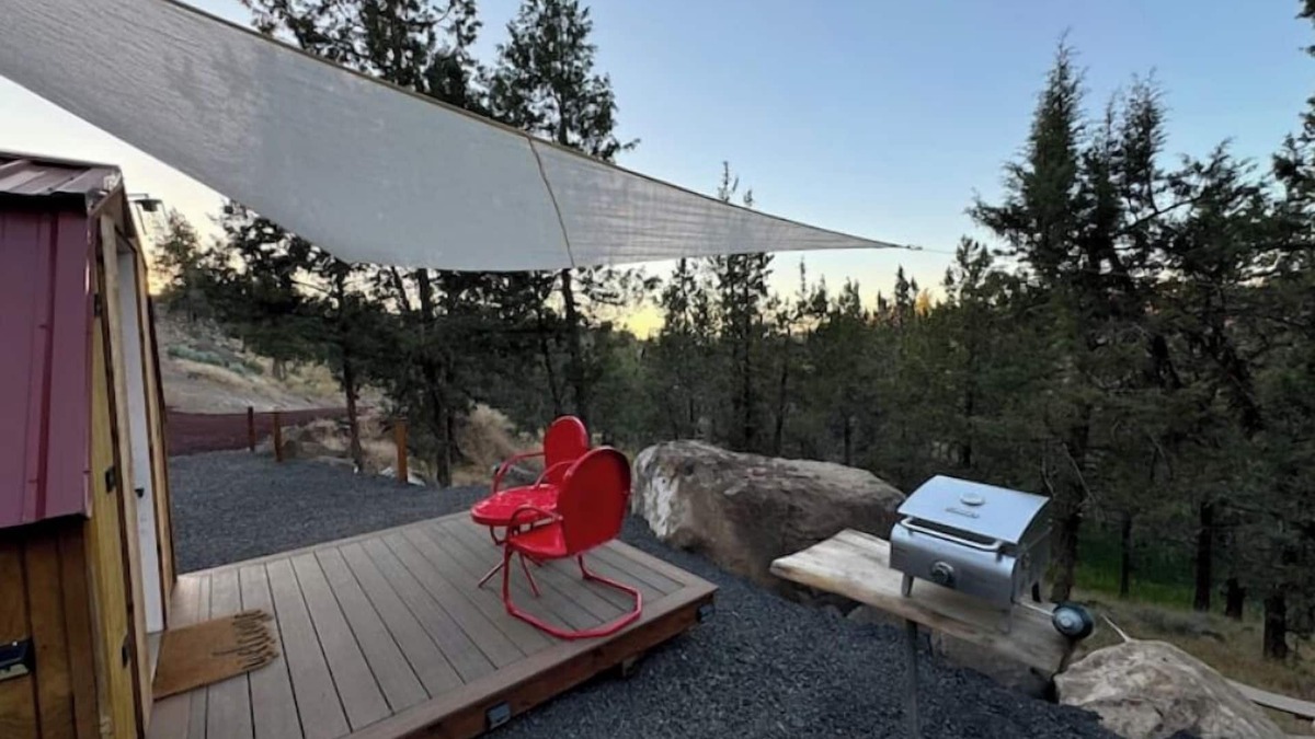Redmond Cabin | Solar powered little cabin. Private deck and remote setting; minutes from town.