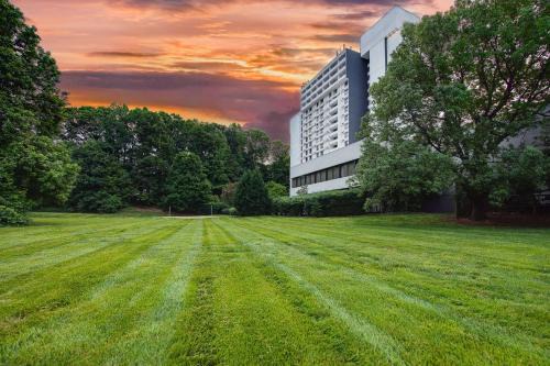 Executive Park Hotel | Sonesta Charlotte Lower South End