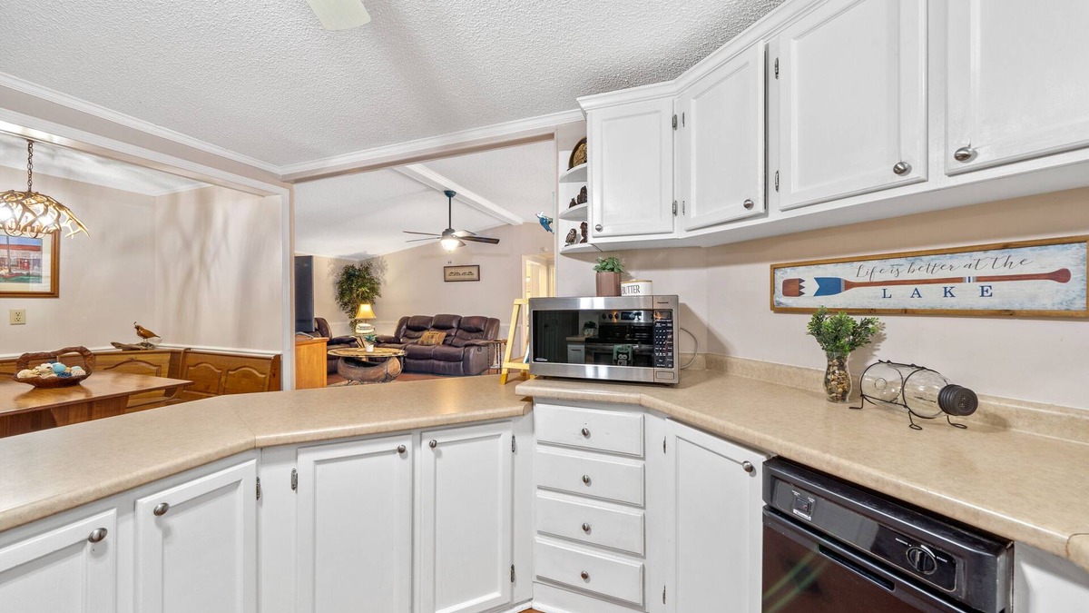 Eatonton House | Songbird House sleeps 8, wrap around porch, kayaks, canoe, dock & great fishing!