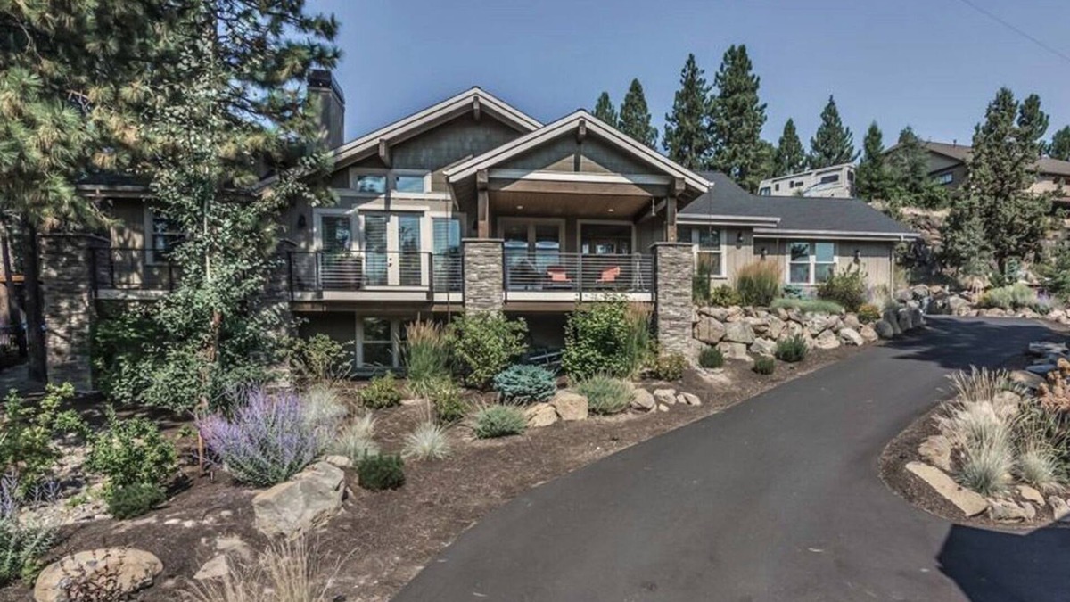 Bend House | SONrise House - spacious West Side Beauty w Hot Tub and views!