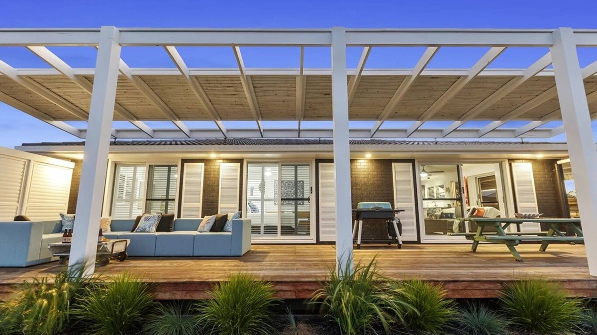 Burnett Heads House | Soothed by the sights and sounds of the sea, the Quirky Black Shack beckons!