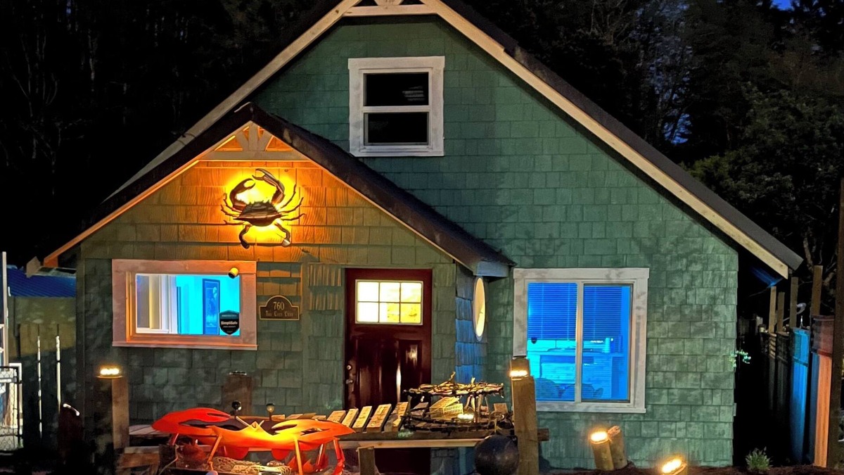 Winchester Bay House | Soothing Crab themed 3-bedroom home with WiFi and a hot tub in Winchester Bay.