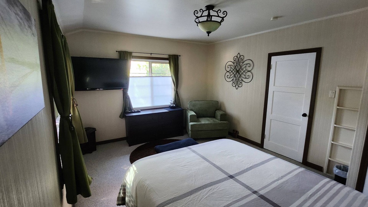 Central San Mateo House | Soothing townhome with fitness room in San Mateo. 10 mins from sfo airport.