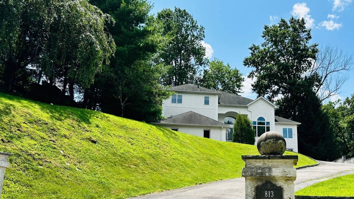 Broomall Apartment | Sophia's Flat A-No Step/Pet Friendly at Quiet & Peaceful Suburb