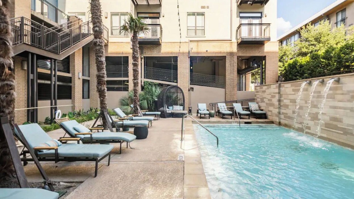 Legacy Park Apartment | Sophisticated 1,100 sq. ft. apt in Plano near to Shops at Legacy.