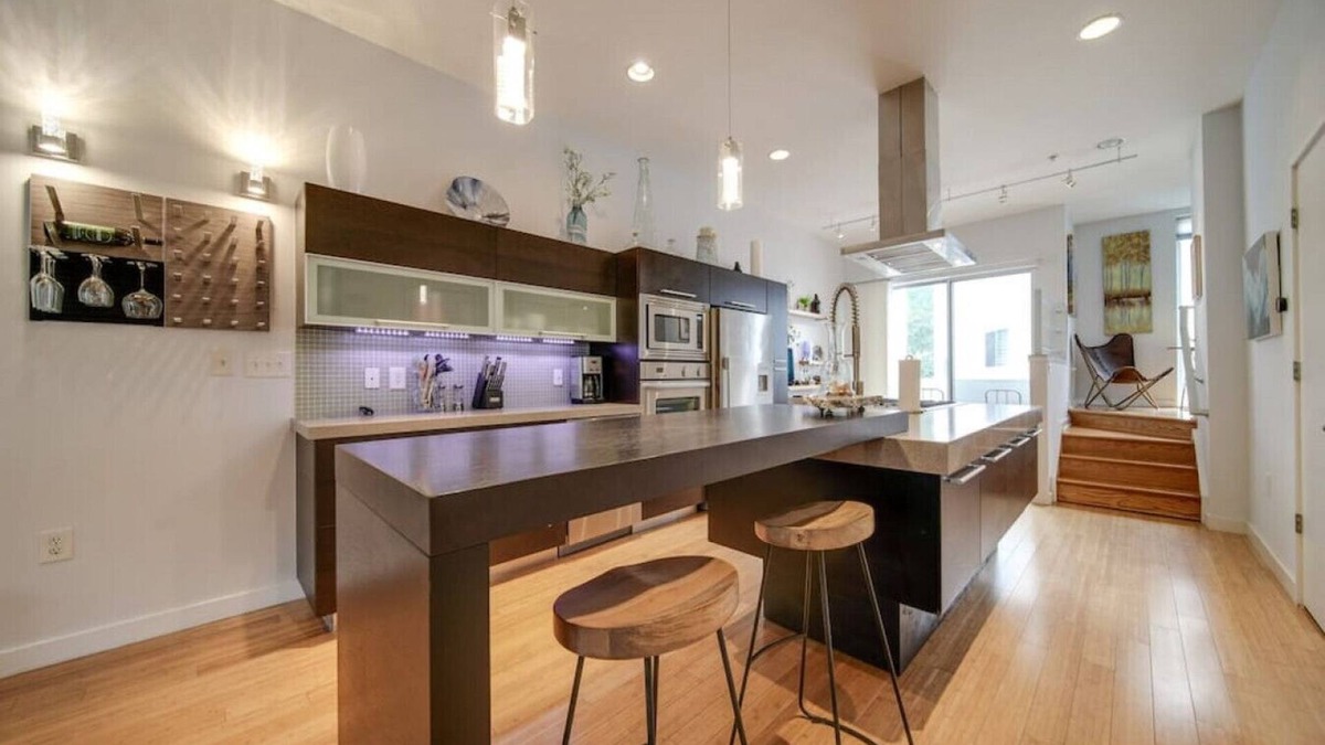 Wesley Heights Condo | Sophisticated 3-Story Stay—Historic Wesley Heights