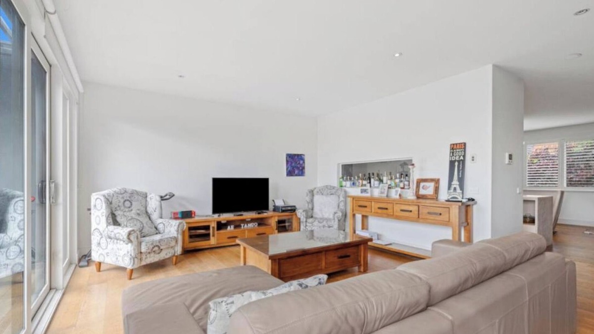 Eaglemont House | Sophisticated living in a Luxurious Complex with Opulent contemporary style