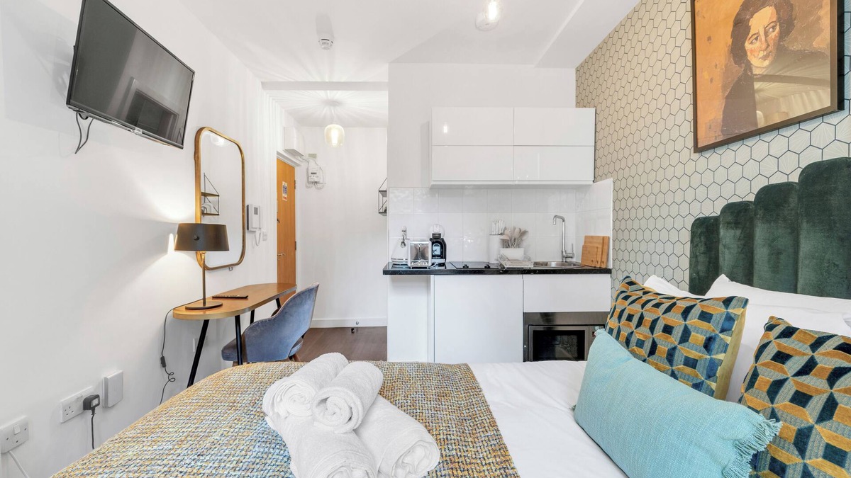 Barbican Apartment | Sophisticated Studio Space in Prime Spot!