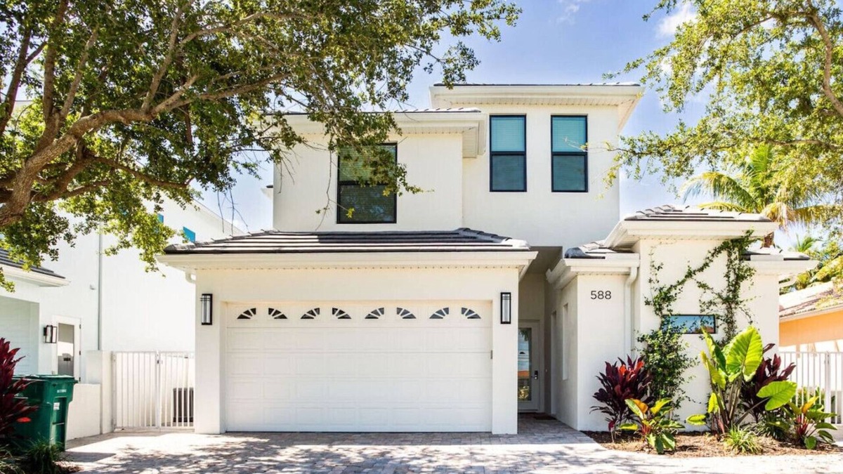 Naples Park House | Sorrento Vacation Rental + Cabana: Spacious 6-Bedroom Retreat with Private Pool & Hot Tub. Pet-Friendly, Steps from Vanderbilt Beach, with Separate Cabana. Perfect for Large Groups and Families!