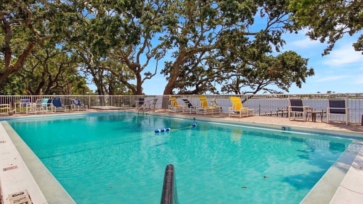 Mary Esther Condo | Soundside 2 Bedroom Condo - Pool & fishing dock