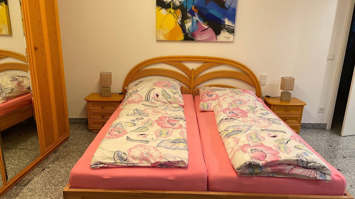 Roesrath Apartment | Souterrainzimmer im Grünen