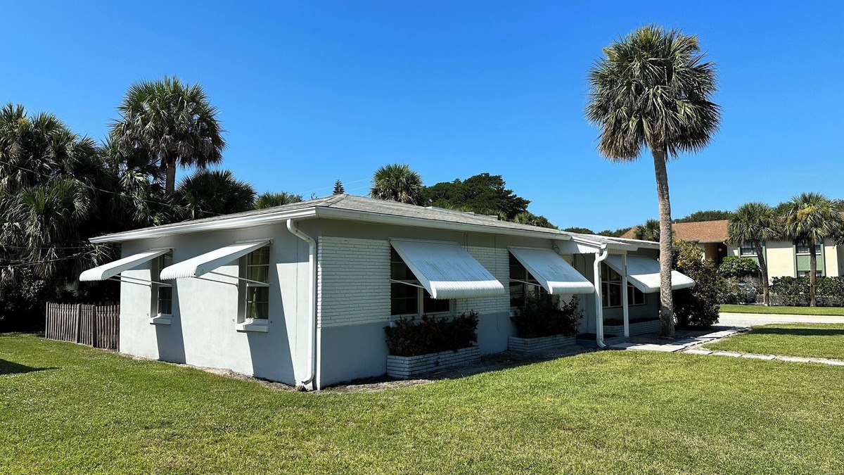 Vero Beach House | SOUTH BEACH & PARK at your Doorstep DOLPHIN COTTAGE Comfy Fun Vero Beach