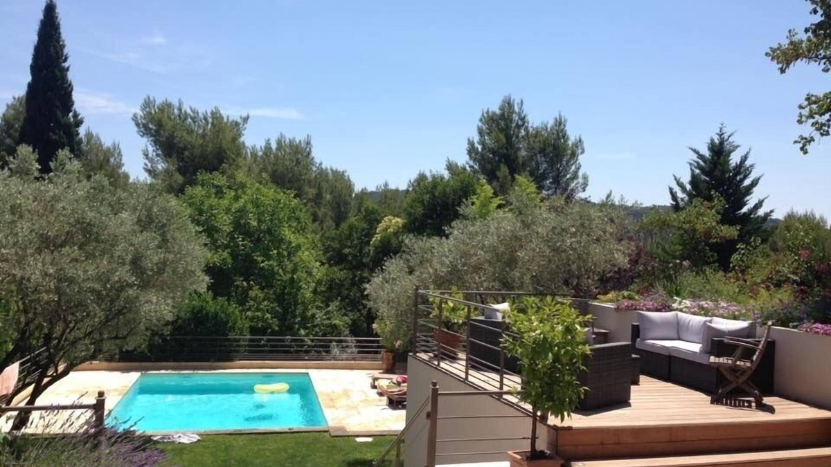 Sud House | South-facing Aix en Provence house, shady enclosed garden, swimming pool, view, very quiet.