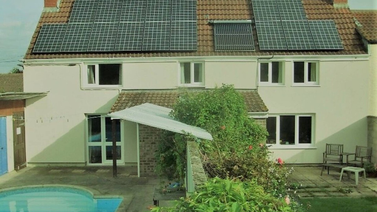Highbridge House | South facing cottage for nine with pool and garden