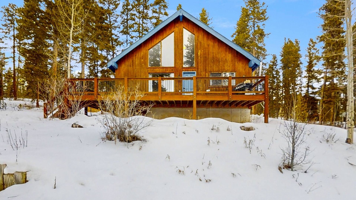 Winterwood Cabin | South-facing mountain-view cabin with deck, grill, fireplace & private hot tub