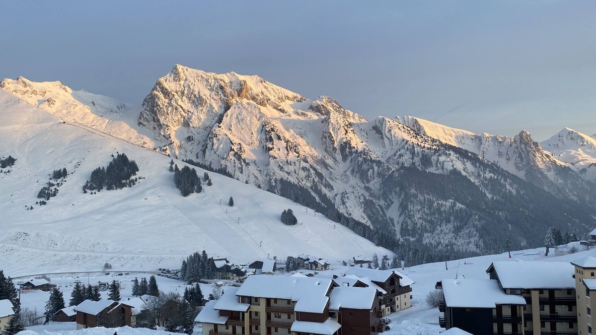 Manigod Apartment | South-facing mountain-view apartment with ski-in, ski-out convenience