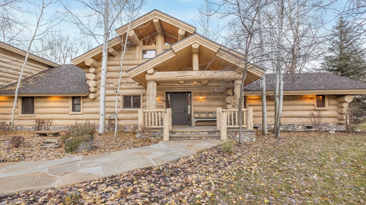Swan Valley Cabin | South Fork Retreat. Private Luxury 6-bedroom cabin w/AC and Private pond.