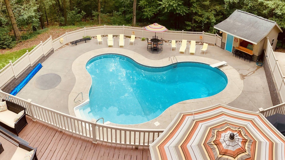 Bradley House | South GunLake Hideaway 1miBayPointe~Pool/Gym/Sleep12-