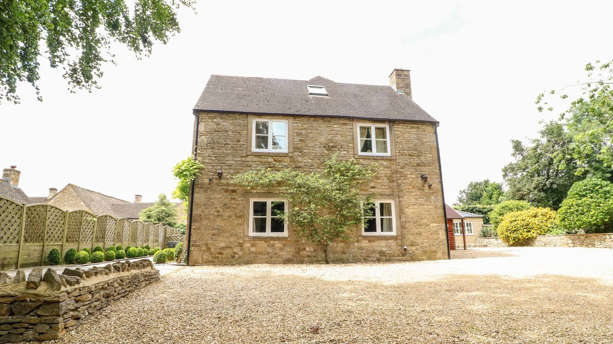 Stow-on-the-Wold Cottage | SOUTH HILL FARMHOUSE, pet friendly in Stow-On-The-Wold