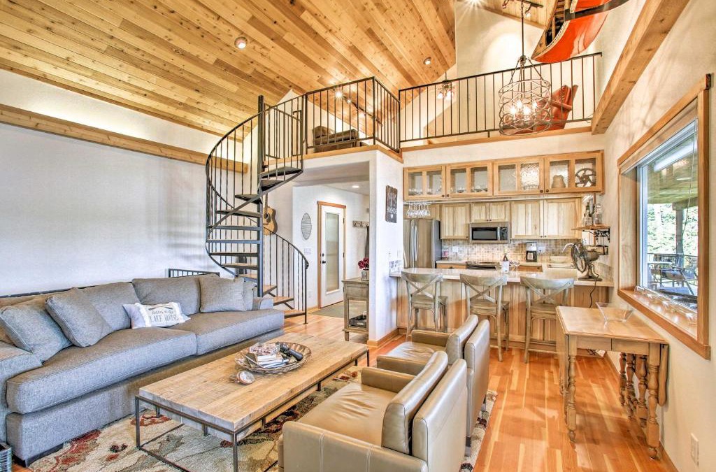Worley House | South Lake Coeur dAlene Home with Dock and Kayaks!