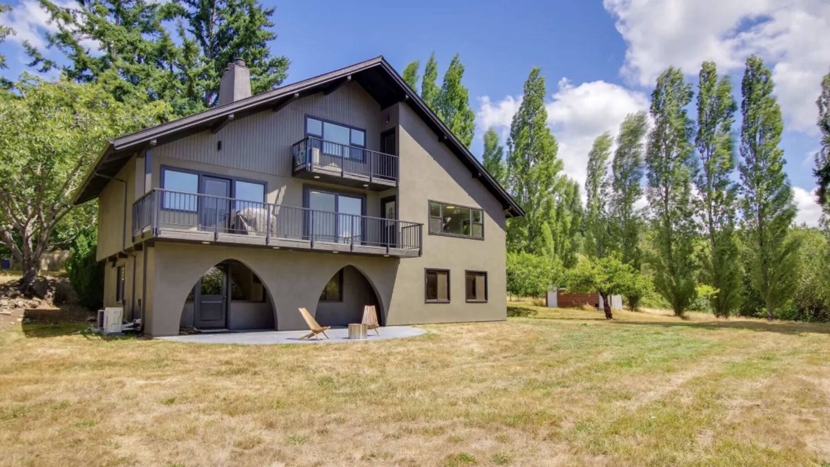 Mount Vernon Cabin | South Skagit Sahale Chalet with views 8 minutes from downtown
