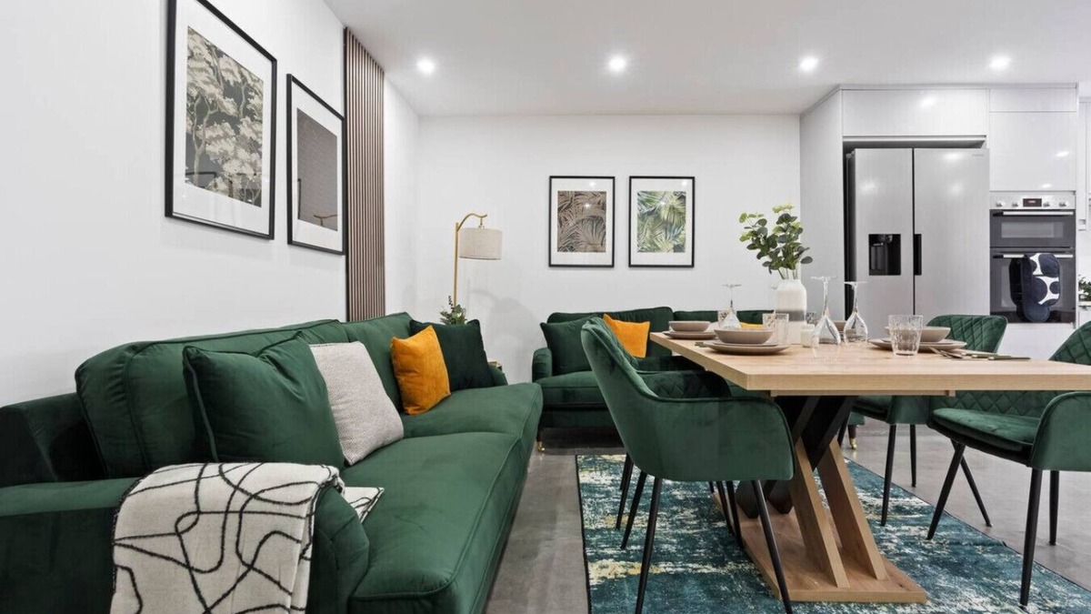 New Forest District House | Southampton Getaway | Huge Home + Garden Sleeps 10