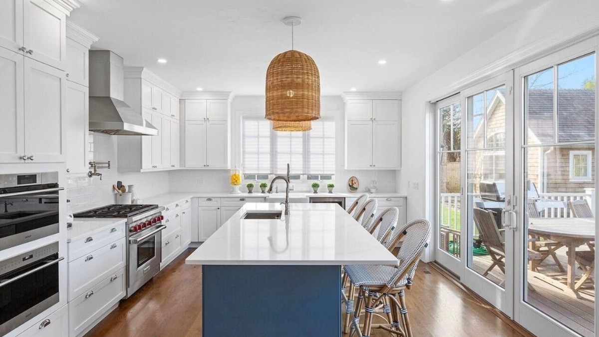 Village of Southampton House | Southampton Village Luxury with Pool House Spa - Guest Cottage. Walk to Town!