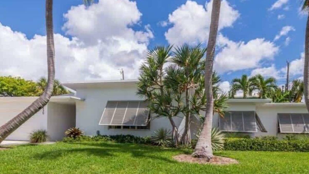 Southside House | Southern Breeze - Renovated Mid-Century Oasis Near Intracoastal