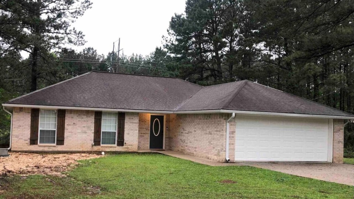 Leesville House | Southern Charm 3B/2B Brick home