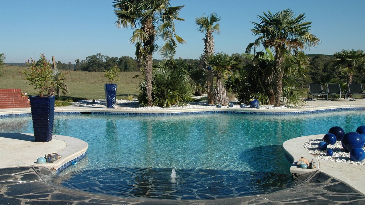 Monroe House | SOUTHERN CHARM ESTATE: Monroe’s Chic Style Retreat. Vacation Like Celebrity!
