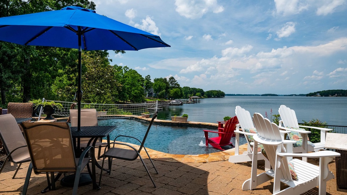 Huntersville House | Southern Charm! LAKE NORMAN- Waterfront, PRIVATE Pool & New Dock