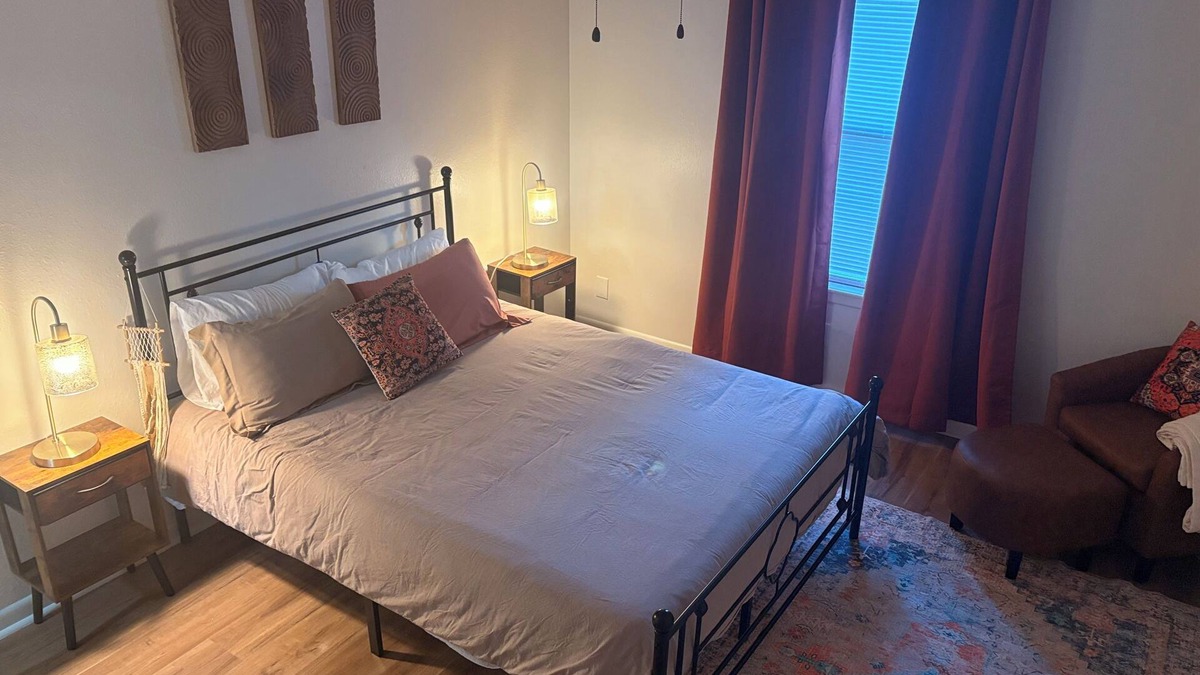 Texarkana House | Southern Comfort – 2BR/2BA Family & Pet Friendly Charm w/Parking