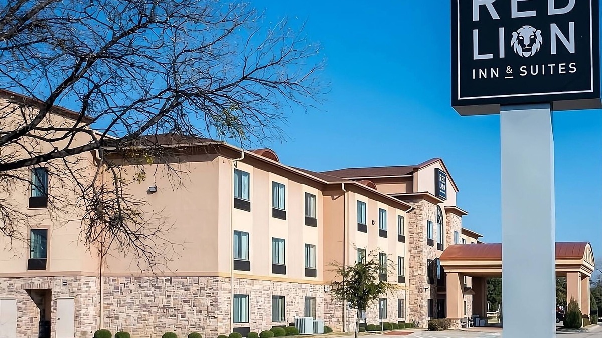 Mineral Wells Hotel | Southern Hospitality! Spacious Unit Near Attractions, Pool, Free Wifi, Parking