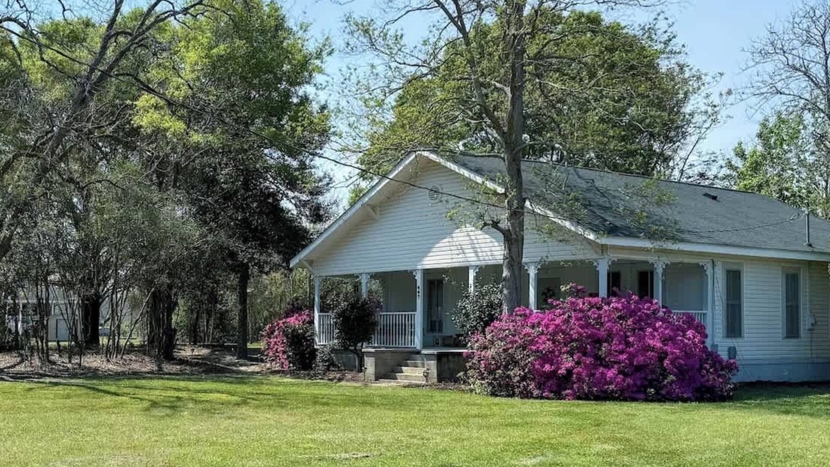 Ty Ty Hostel | Southern Luxuries Farmhouse - Beautiful Romantic!