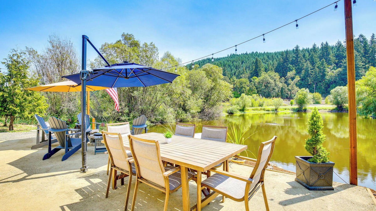 Oakland Cabin | Southern Oregon Cabin: Fire Pit & Private Pond!