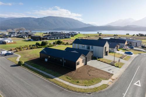 Te Anau House | Southern Solace - Te Anau Holiday Home
