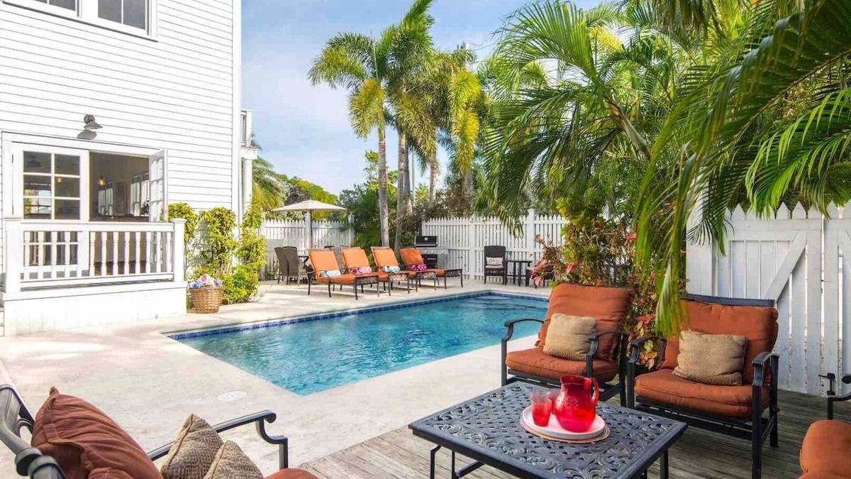 Uptown - Upper Duval House | *SOUTHERNMOST HOSPITALITY VII* 7BR/7BA & Pool + LAST KEY SERVICES.