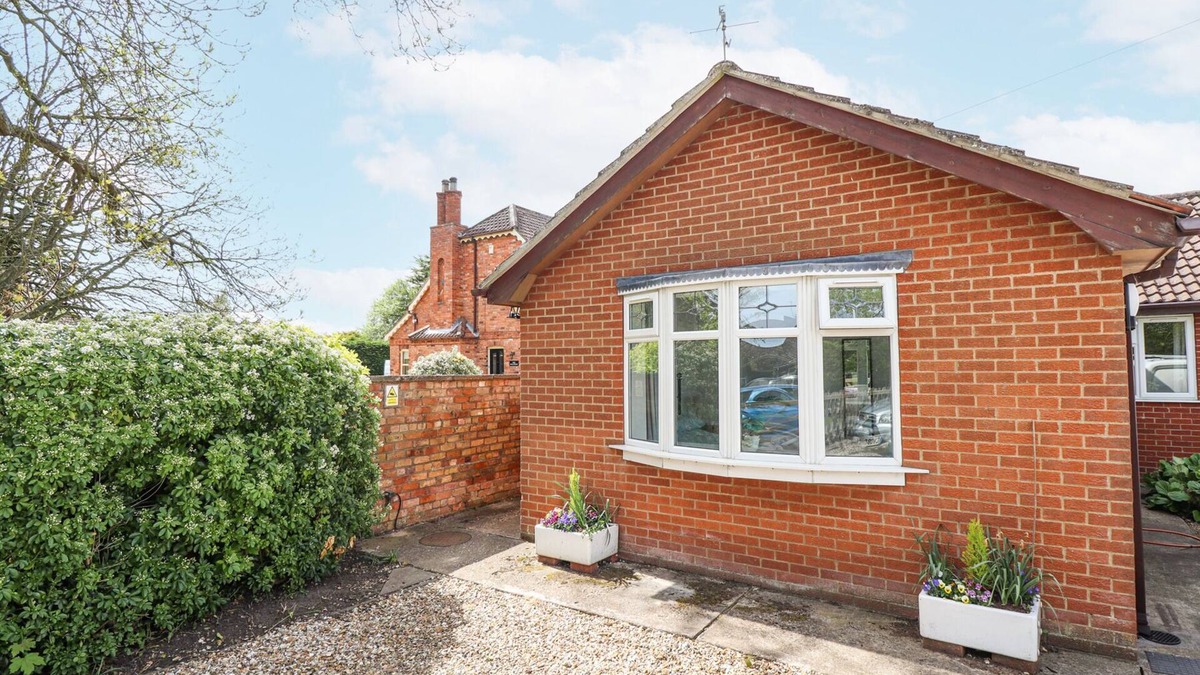 Louth Cottage | SOUTHFIELDS ANNEX, pet friendly, with a garden in Louth