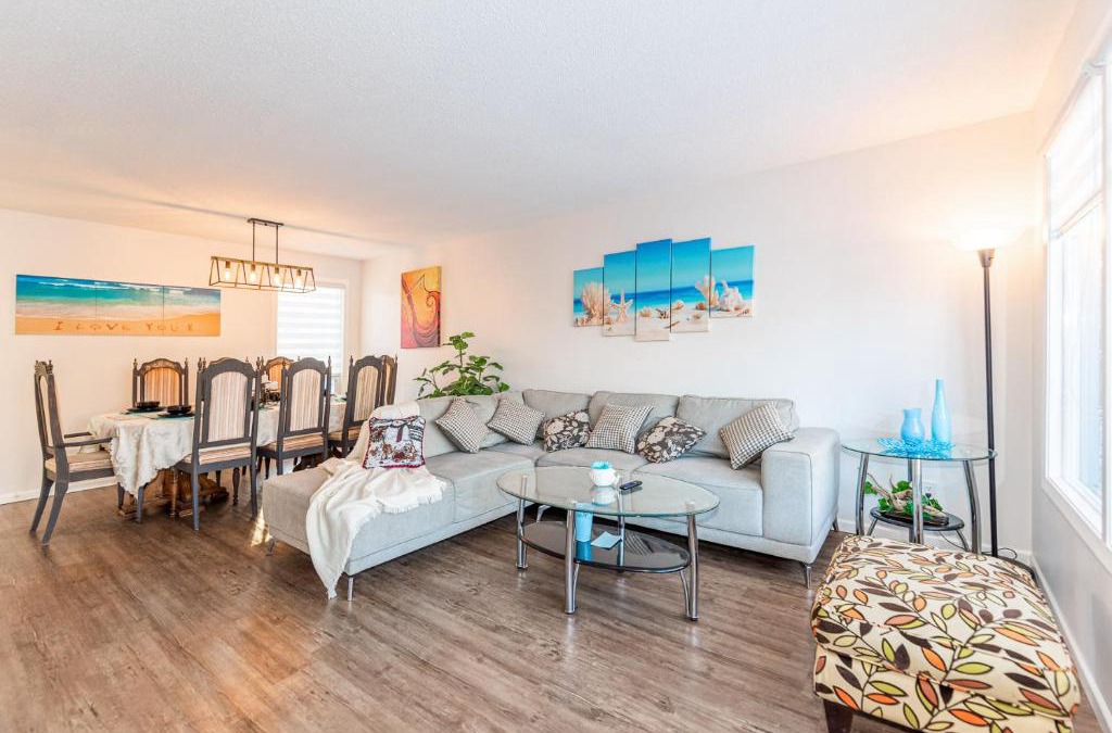 Southwest Edmonton House | Southgate 5 Bedroom Vacation Home with Double Garage