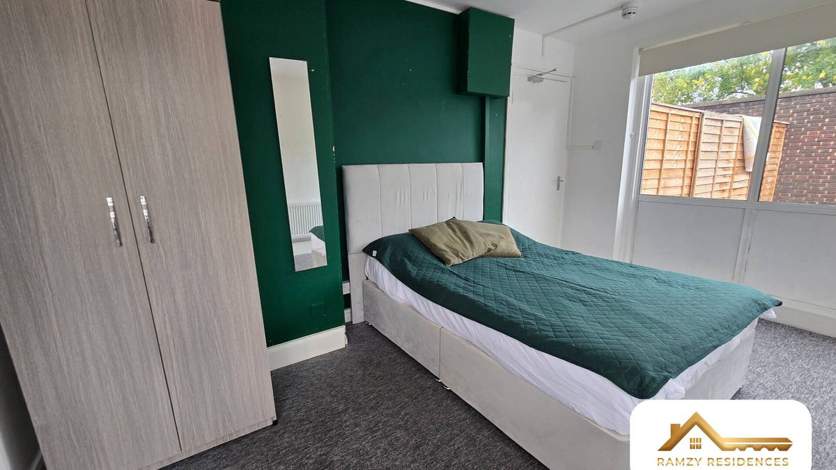Southgate Apartment | Southgate Studio with Garden & Parking