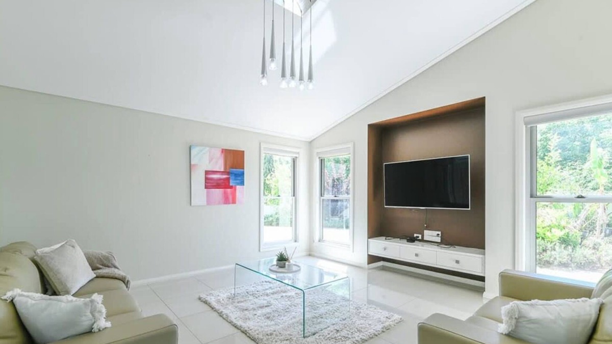 Dubbo House | Southlakes Haven - Lake Views, Pets Allowed