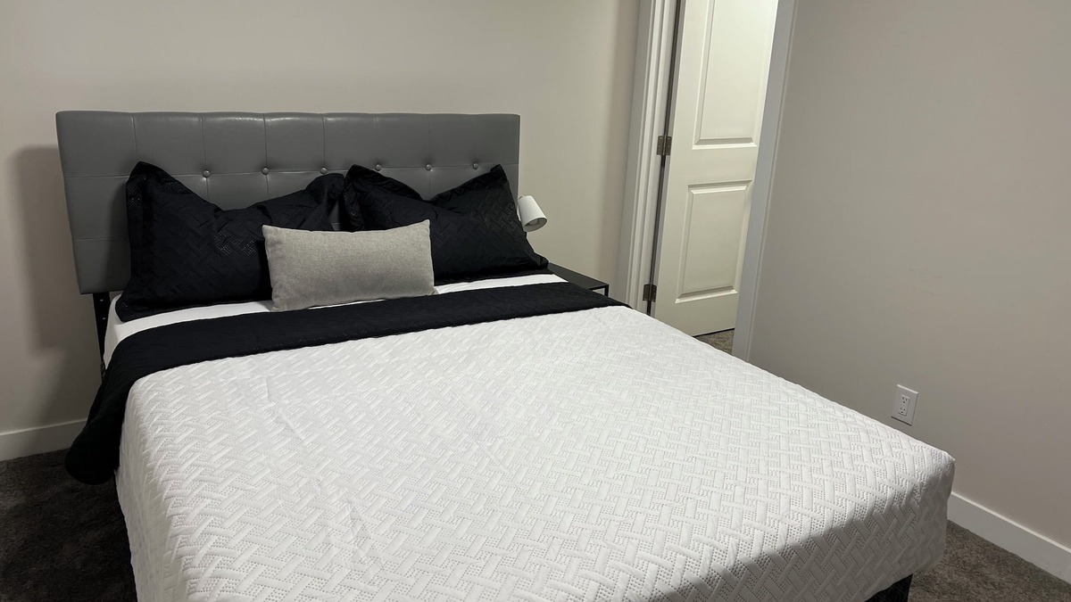 Southwest Calgary House | Southwest Cozy vibes, fast Wi-Fi – your chill Calgary escape starts here!